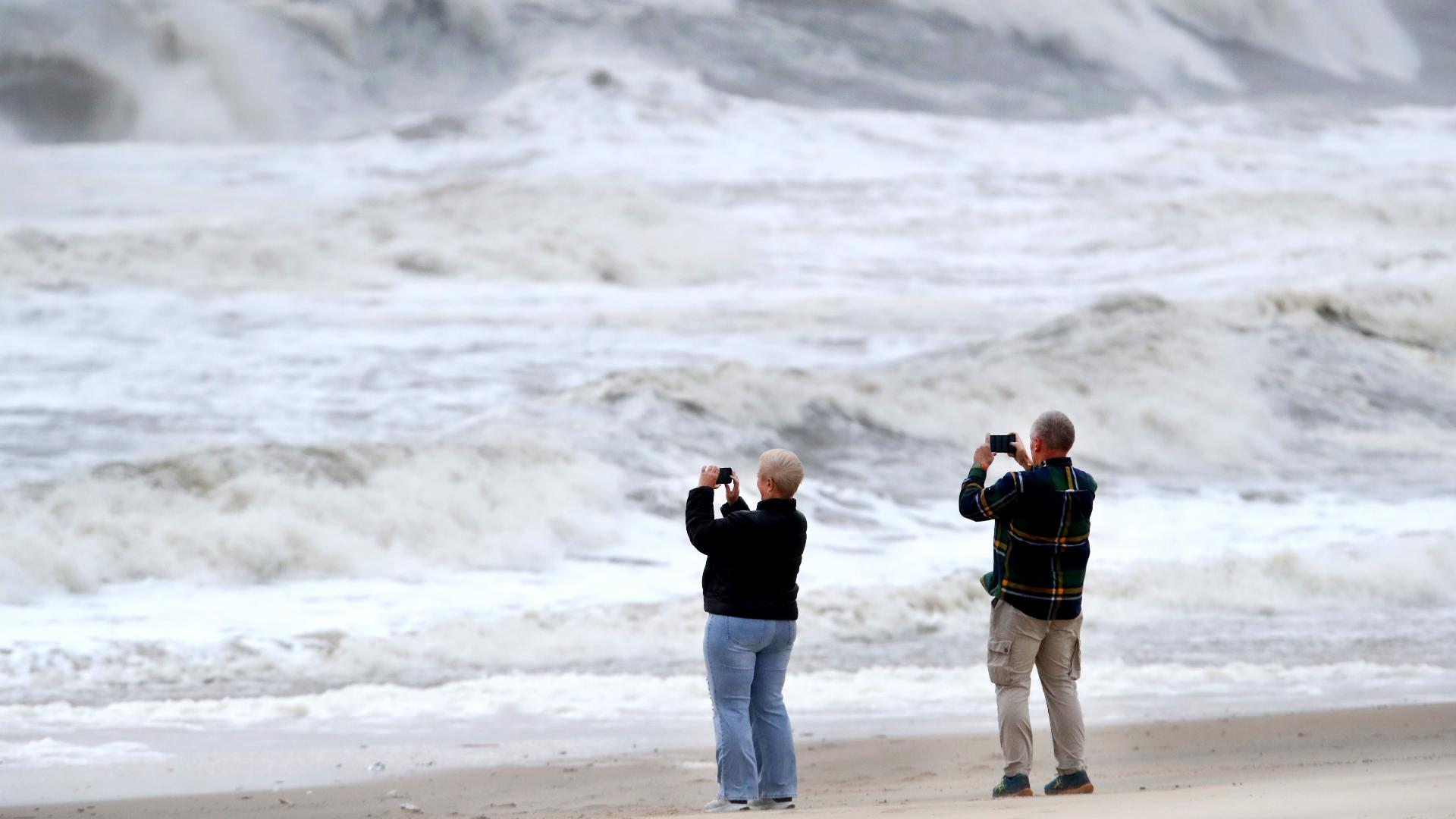Persistent nor'easter batters US Northeast, causing coastal flooding ...