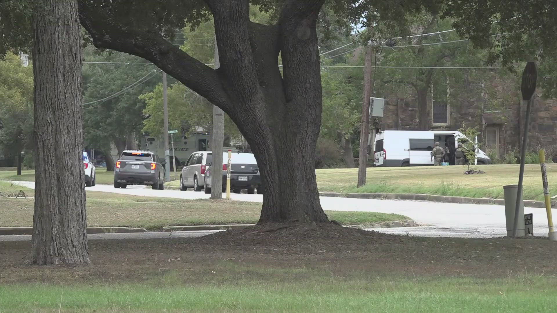 A representative from the U.S. Marshals Service confirmed to 6 News that a suspect is dead after a standoff in Mexia.