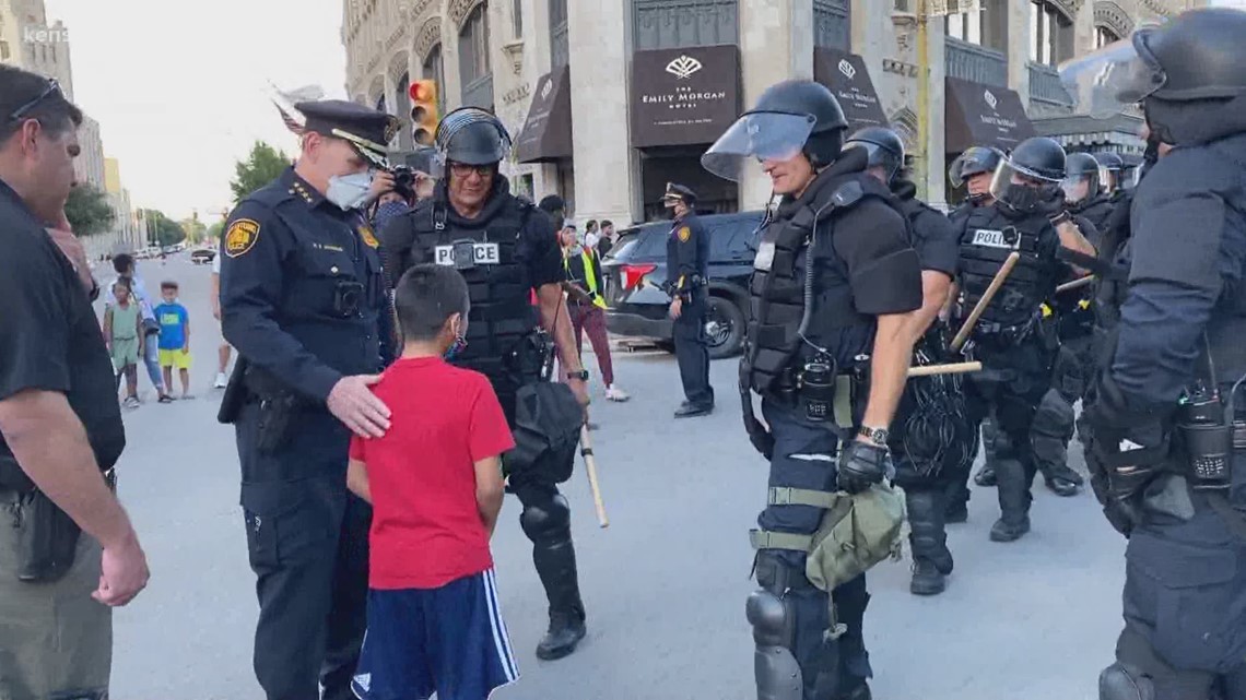 Tender moment caught on camera of police chief helping a young boy, who ...
