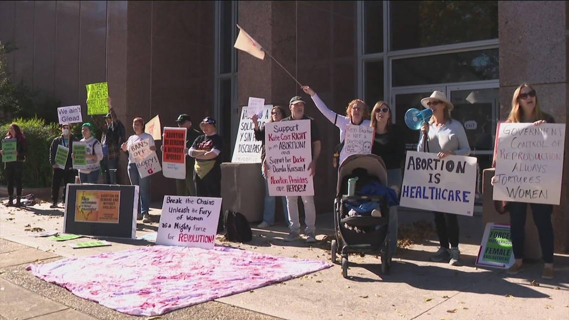 Kate Cox supporters rally outside Texas Supreme Court - Vimarsana News