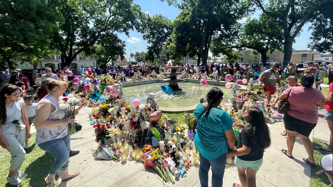 Uvalde school shooting: Crowds fill town square to honor victims - Vimarsana News