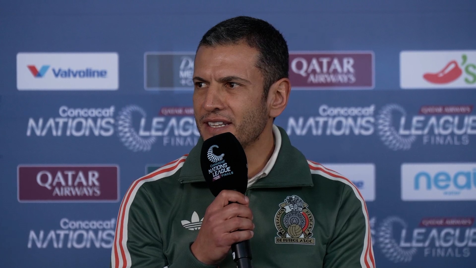 El entrenador en jefe de México, Jaime Lozano, habla con los medios antes de las Finales de la Liga de Naciones de Concacaf 2024 en el Estadio AT&T.