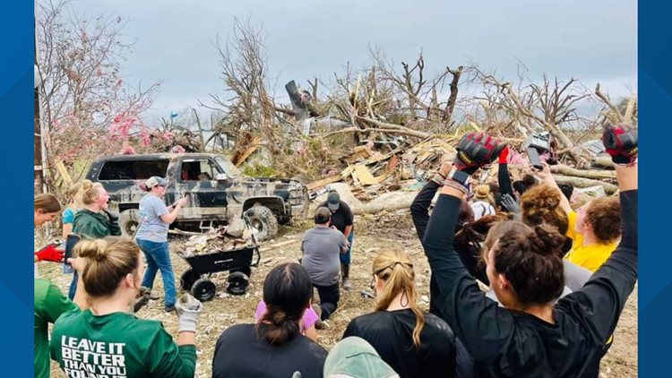 North Texas man proposes after softball team helps find engagement ring in tornado debris