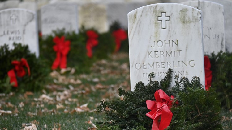 47,000 volunteers lay wreaths at Arlington National Cemetery